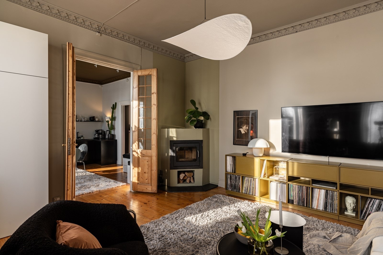 Den sjarmerende peisovnen gir både varme og en koselig atmosfære på kalde vinterdager. Galleribilde