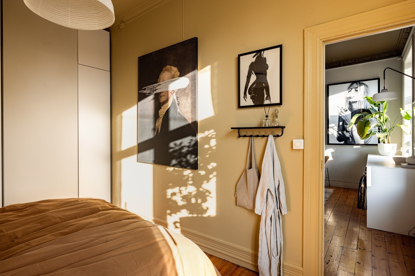 Veggene, inkludert himling er malt i en vakker farge, som sammen med det originale tregulvet skaper en varm og elegant atmosfære. Galleribilde