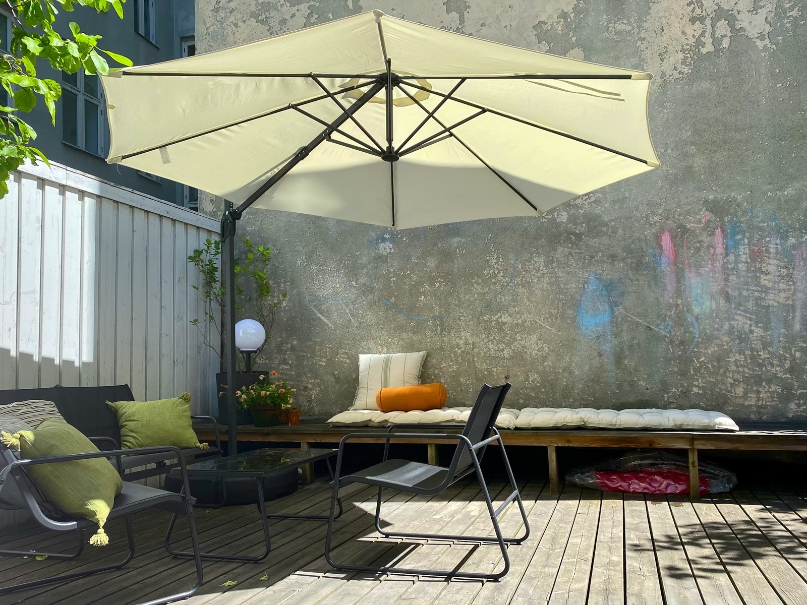 I bakgården kan du nyte varme sommerdager under parasollen! Galleribilde