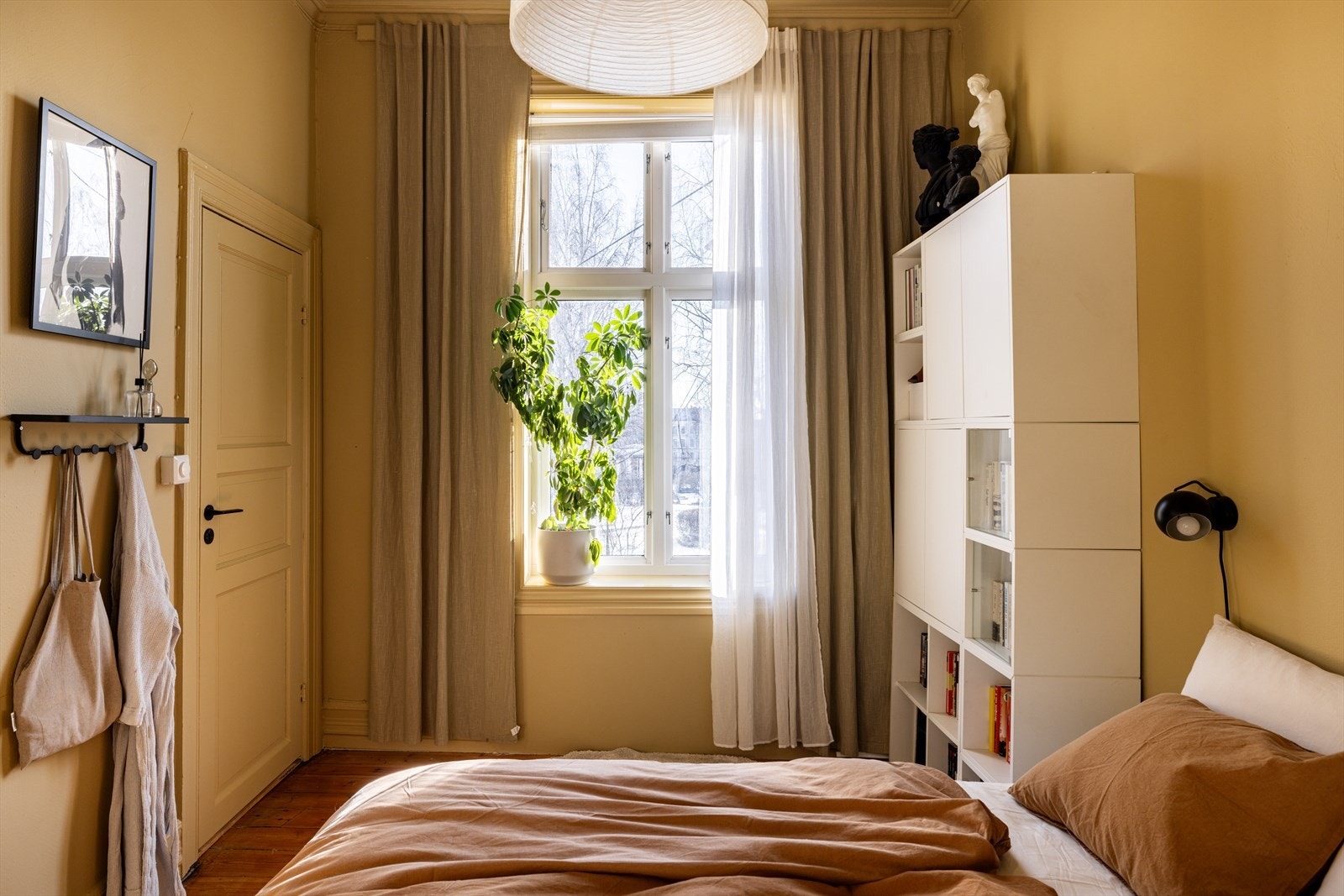 Hovedsoverom: Et innbydende soverom malt i herlig gulfarge! Her er det god plass til en stor dobbeltseng med nattbord på hver side. Galleribilde