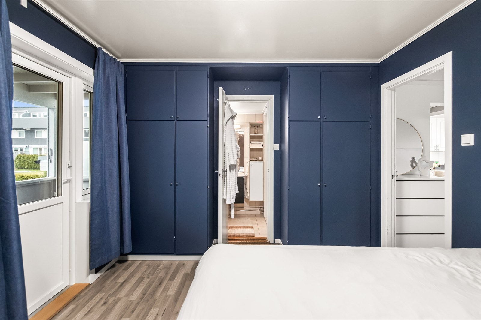 Stort og svalt soverom med god garderobeplass Galleribilde