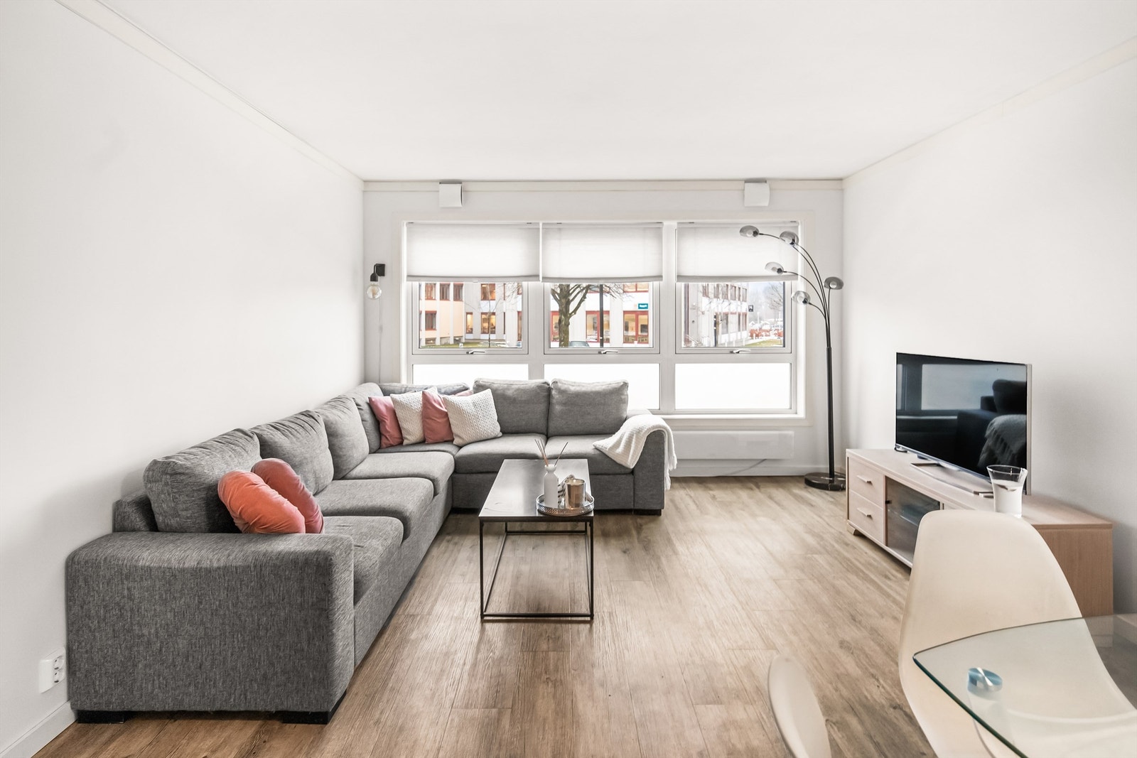 God plass i stuen til både spisestue og salong Galleribilde