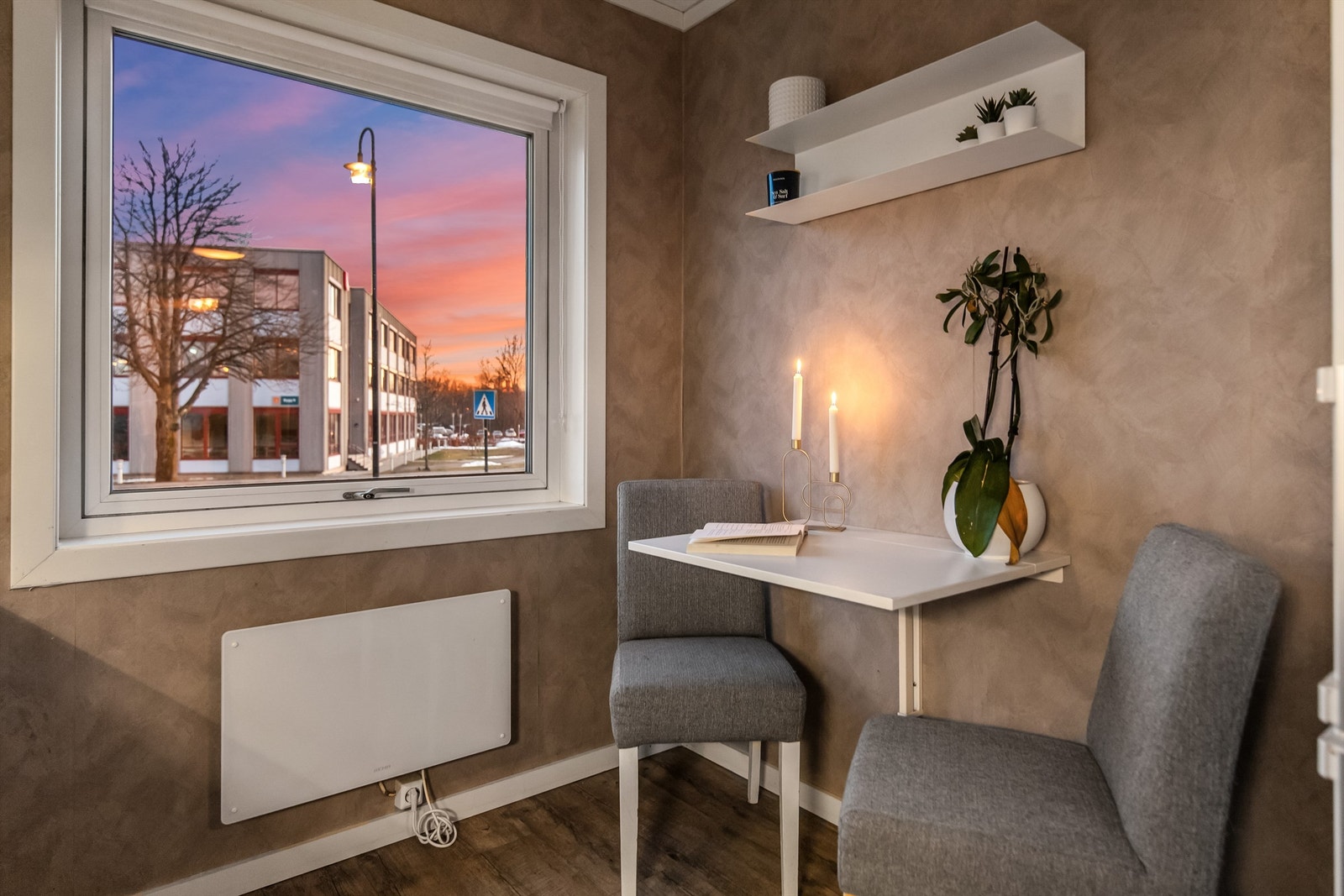 Koselig kjøkkenplass for de daglige måltider Galleribilde