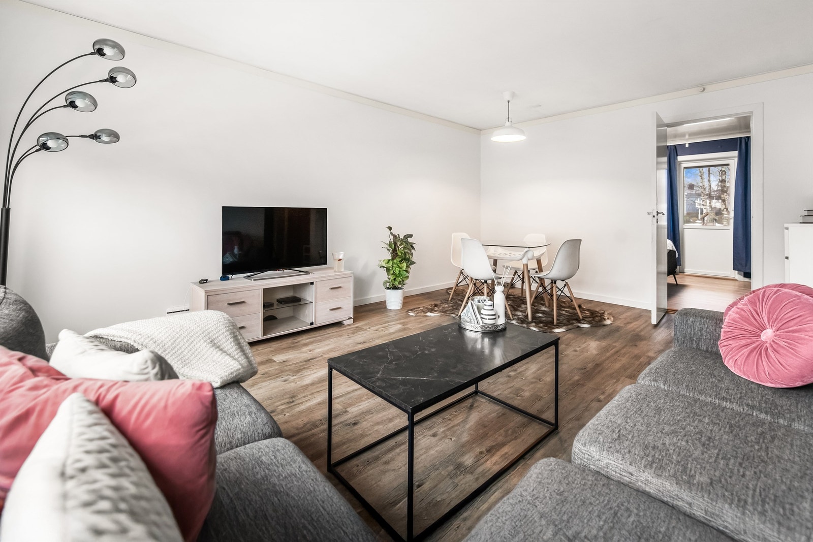 Rommet er fint å møblere og rommer både spisestue og salong/tv Galleribilde