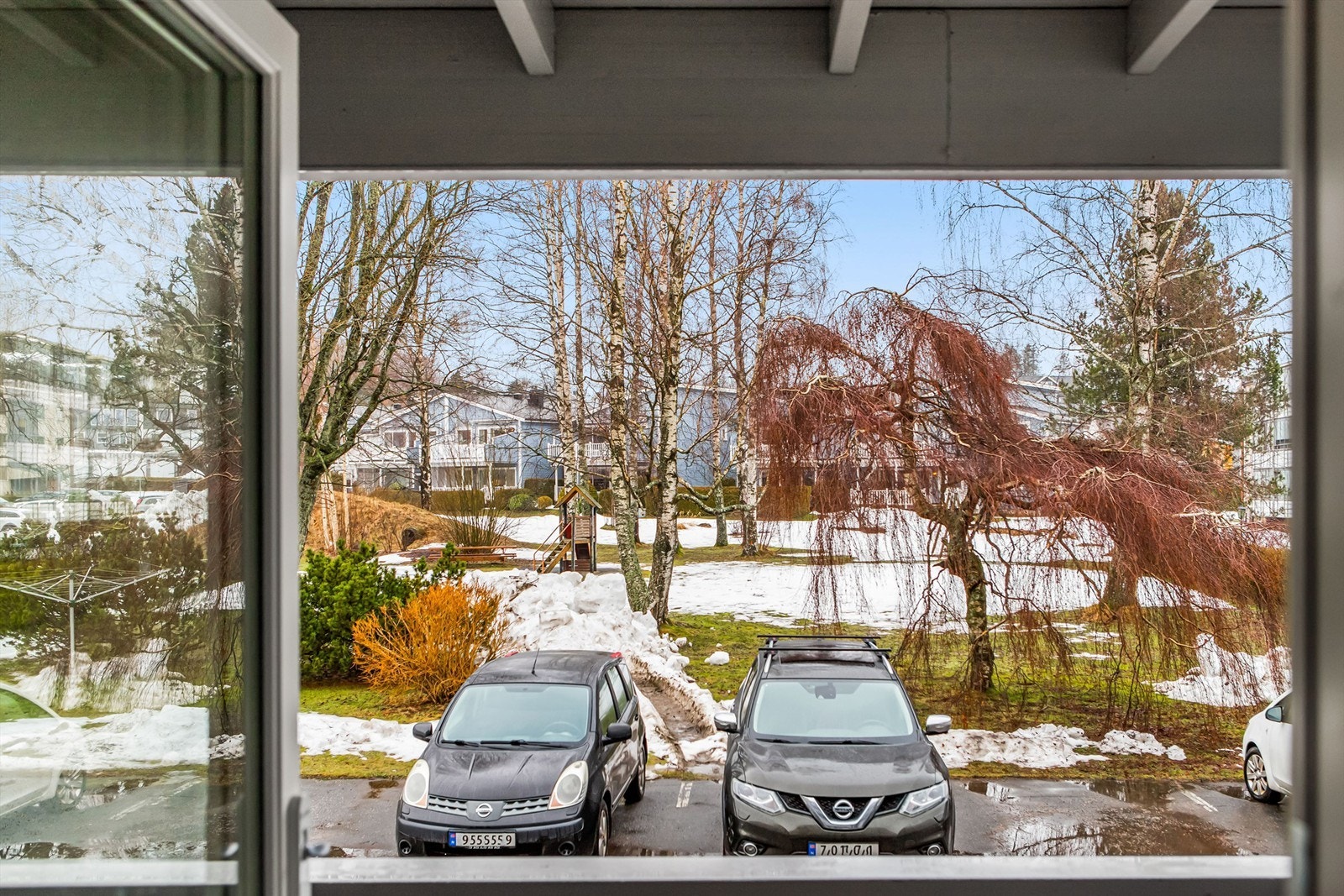 Fint utsyn til hage og lekeplass Galleribilde