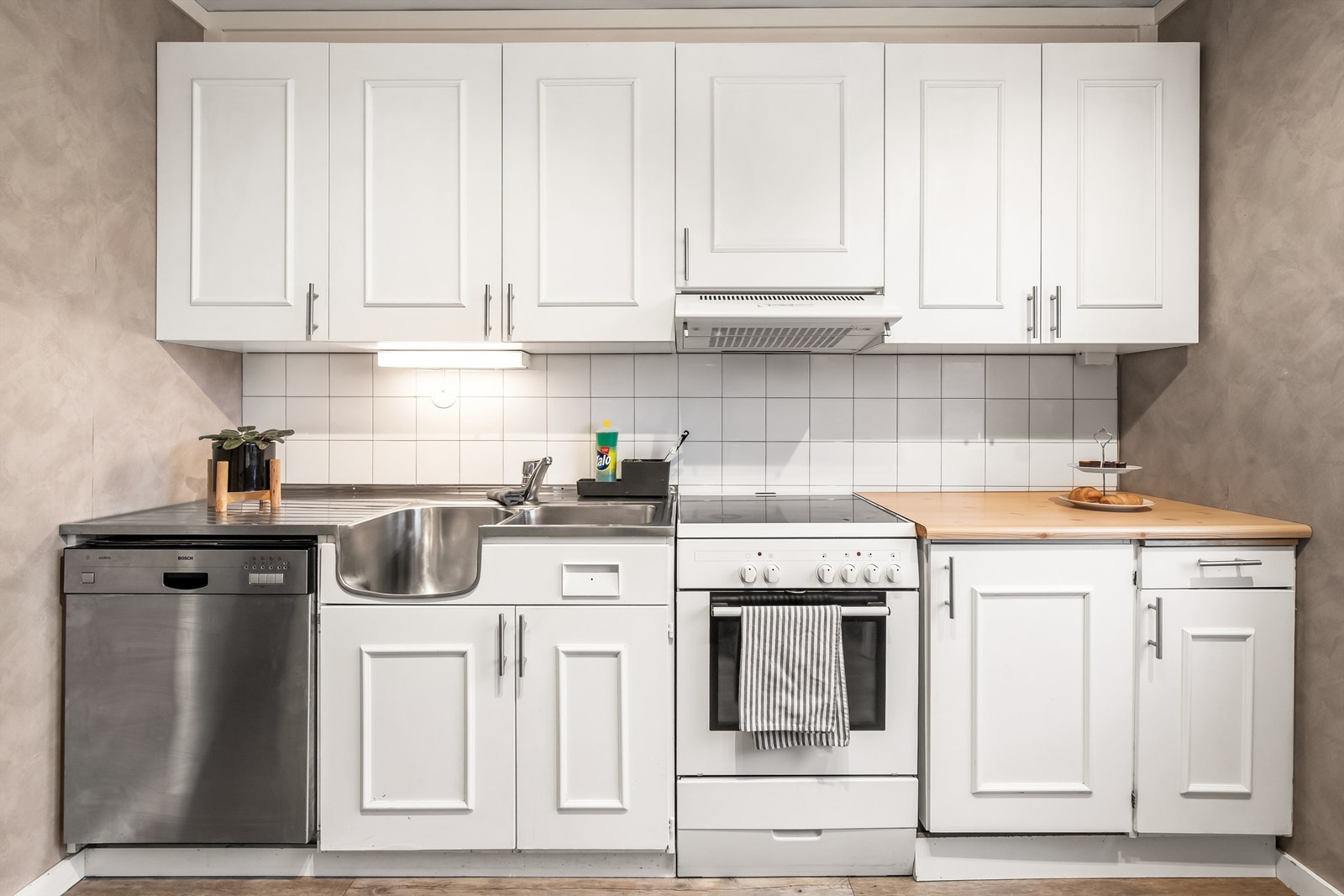 Det er et godt arbeidskjøkken med god skapplass Galleribilde