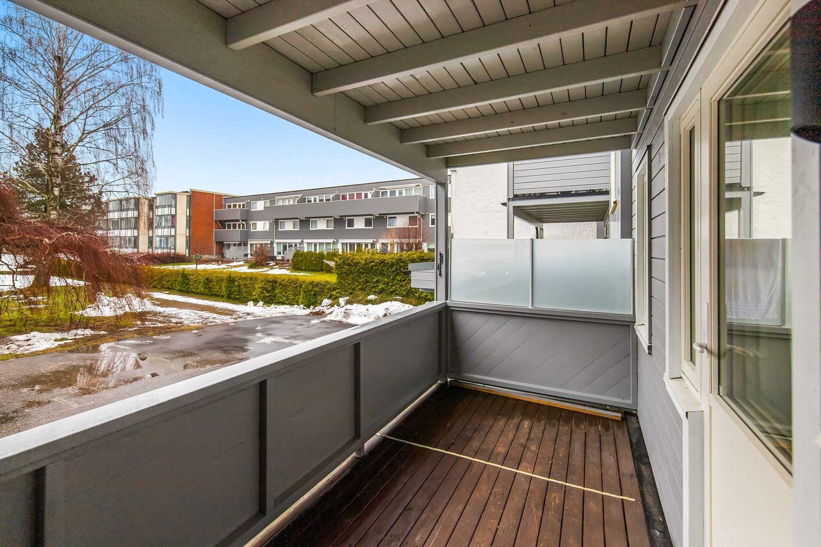 Balkongen er høyt og fritt beliggende med gode solforhold Galleribilde