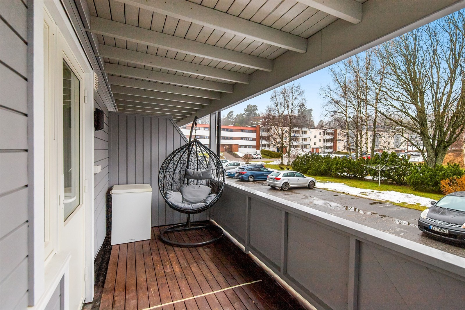 Deilig overbygget balkong mot vest Galleribilde