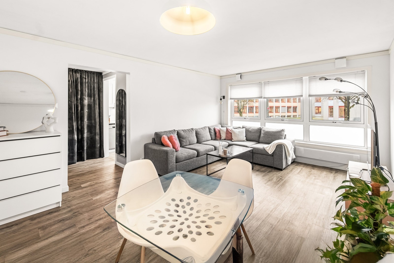 Lys og trivelig stue med store vindusflater som gir naturlig, godt lys til rommet Galleribilde