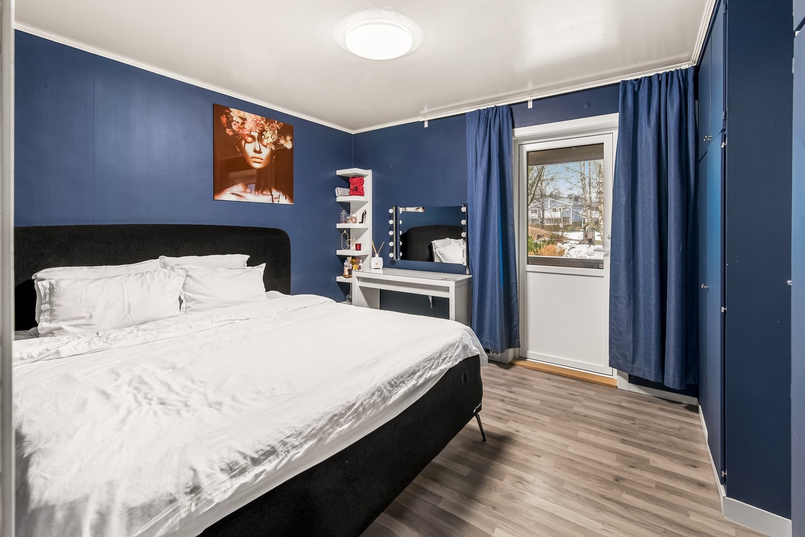 Utgang til overbygget balkong fra soverommet Galleribilde