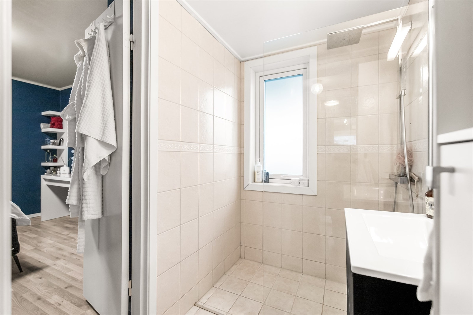 Adkomst fra hovedsoverommet til badet Galleribilde