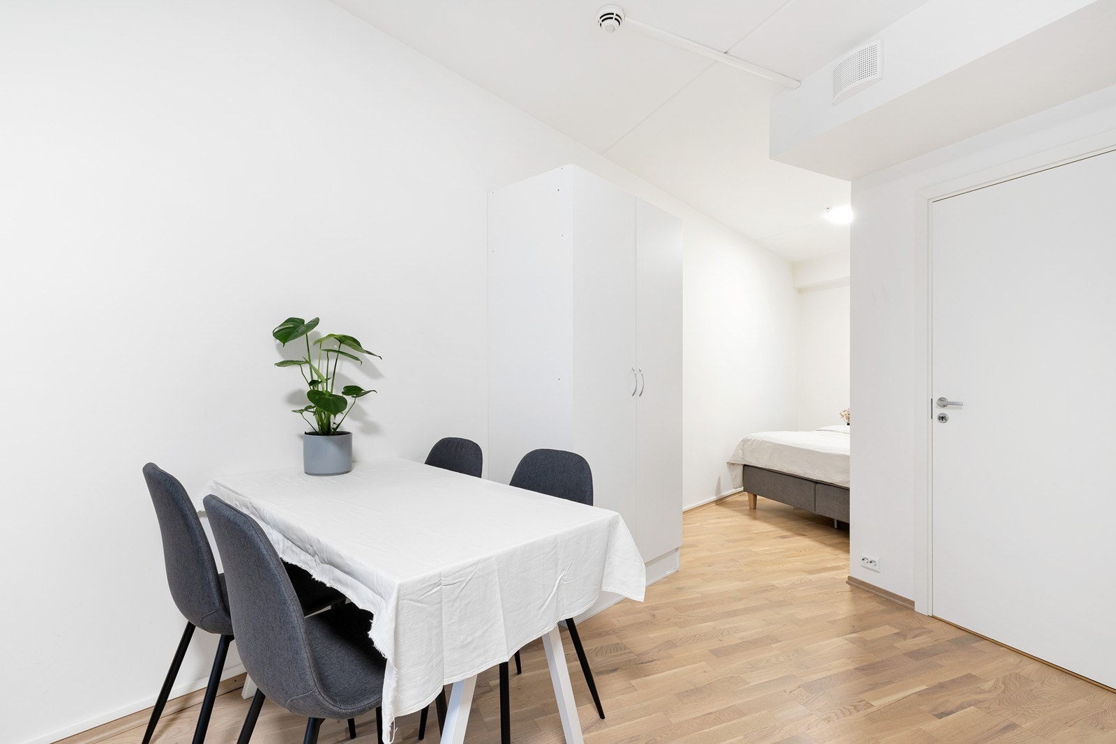 Plass til spisebord i stue. Inngang til sovealkove fra stue. Galleribilde