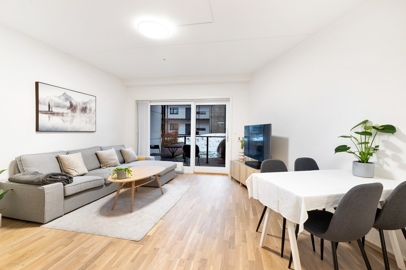 Stue med parkett på gulv og malte flater Galleribilde