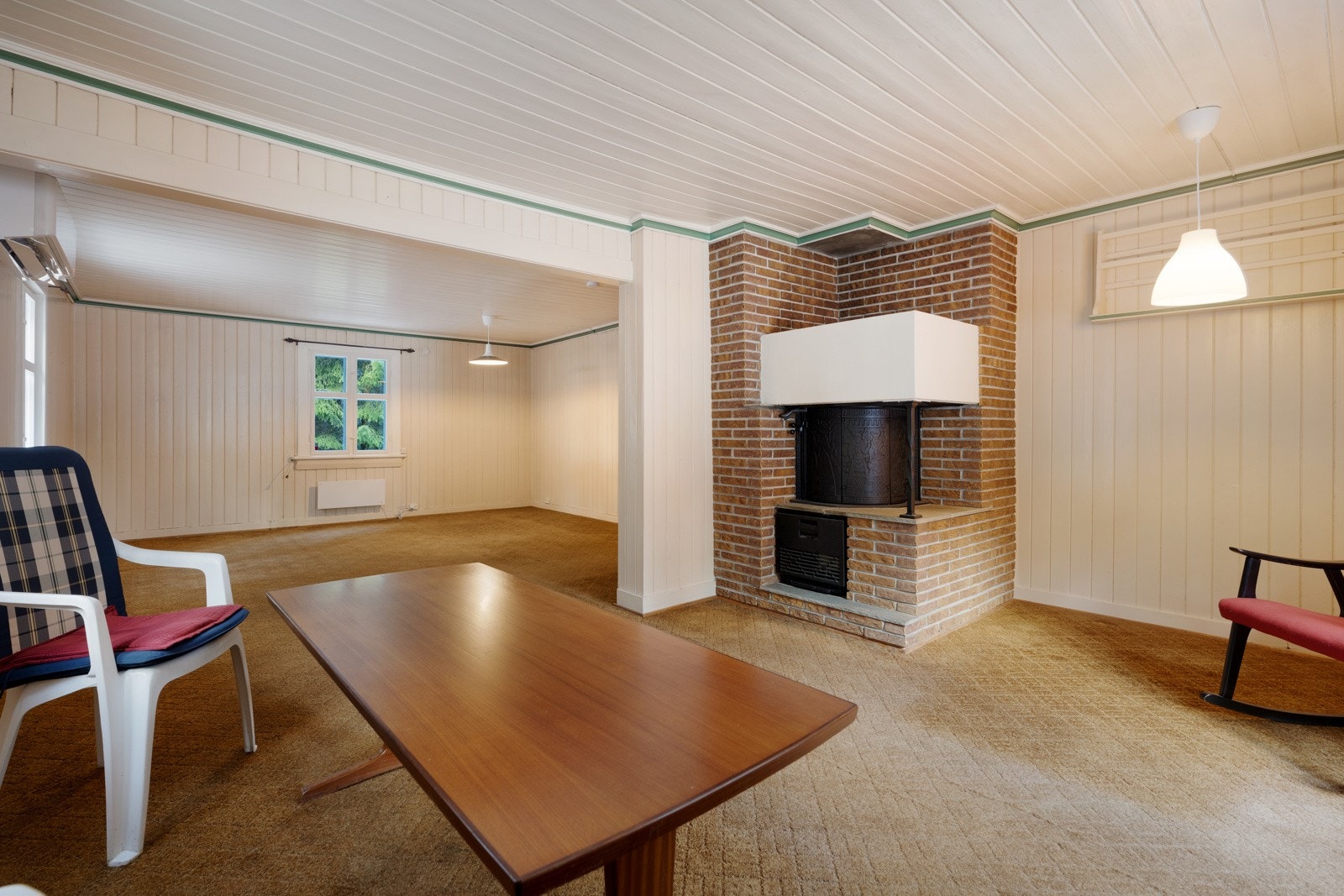 Det er satt inn peisinnsats som gir ekstra varme og lunhet på kalde dager. Utgang til østvendt terrasse på ca 10 kvm. Galleribilde