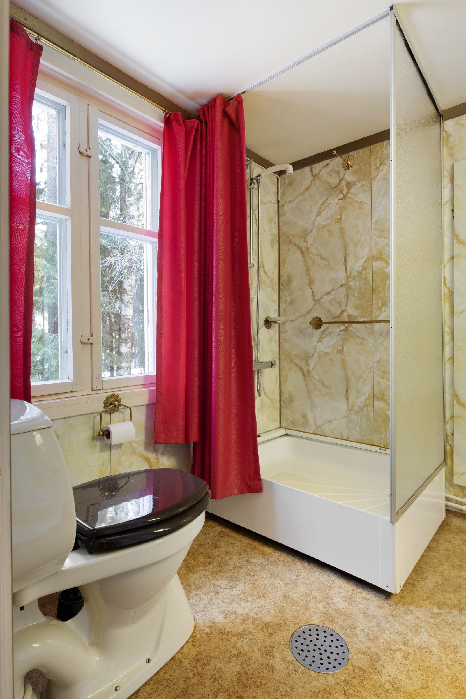 Bad på loft fra 1961 med baderomsplater på vegger og belegg på gulv. Galleribilde