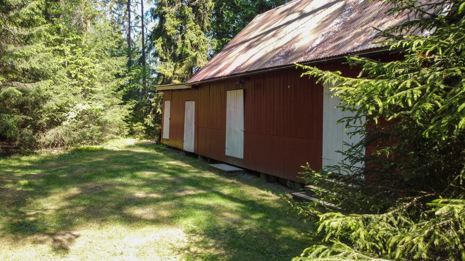 Det er også ett uthus fra 1937 som benyttes som lager. Her er det boder og utedo. Galleribilde