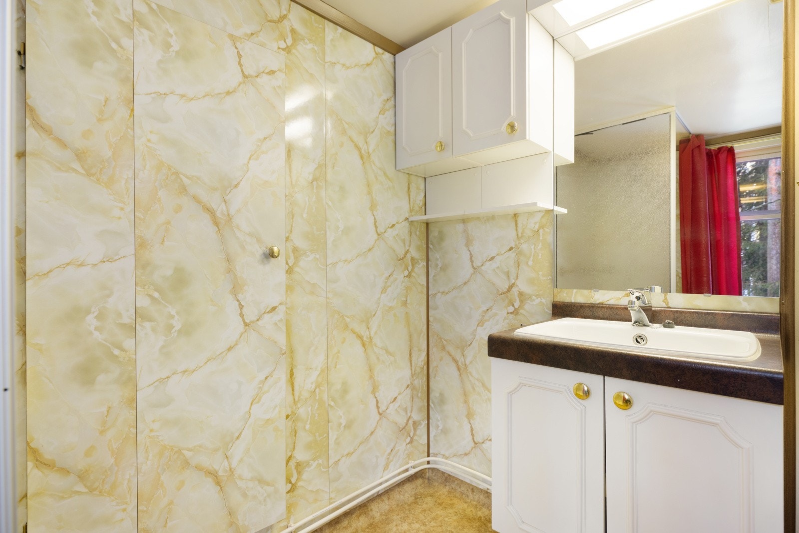 Bad på loft fra 1961 med baderomsplater på vegger og belegg på gulv. Galleribilde