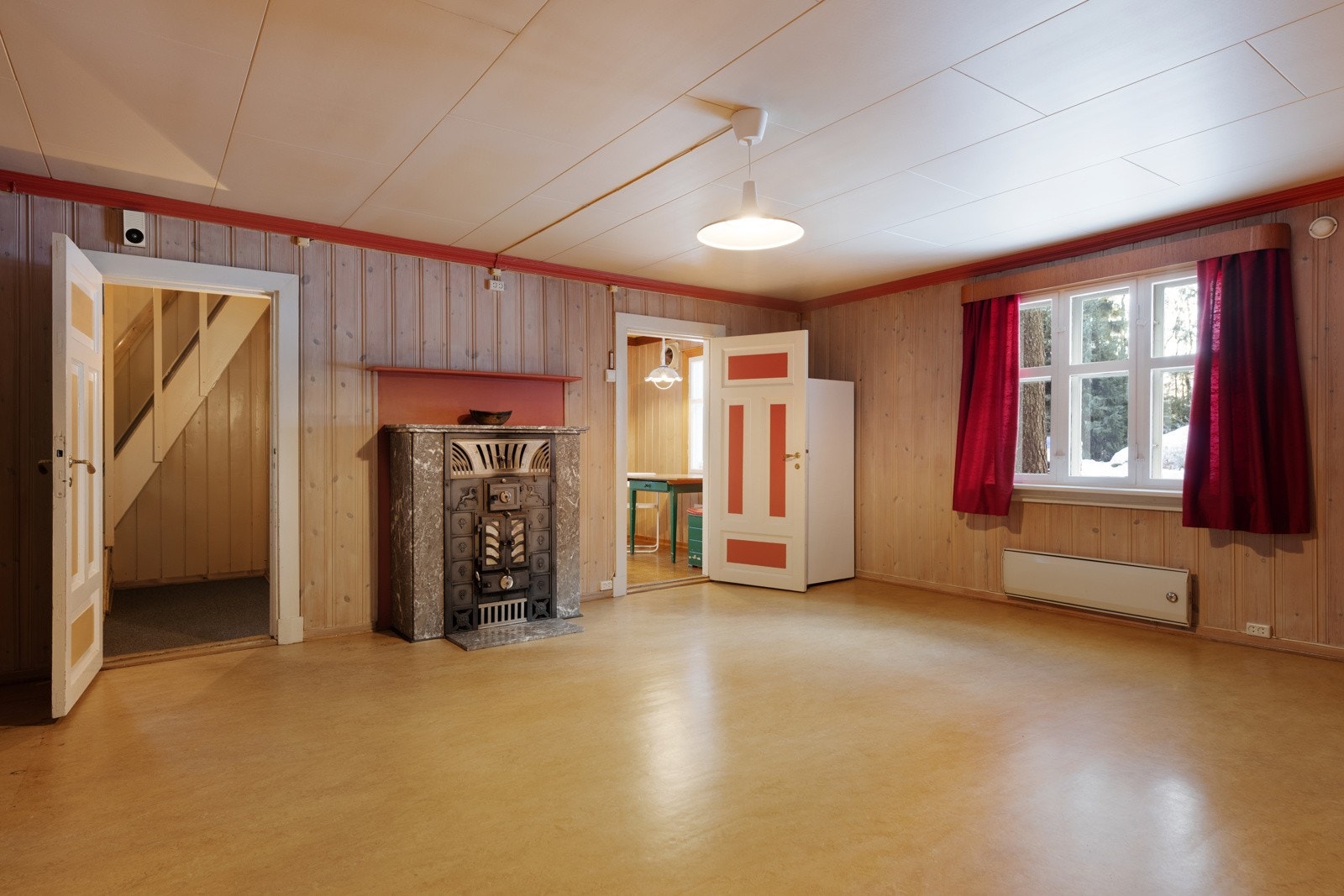 Her er det god plass til spisestue med tilhørende møblement. Her er en flott vedovn for ekstra varme og hygge. Galleribilde