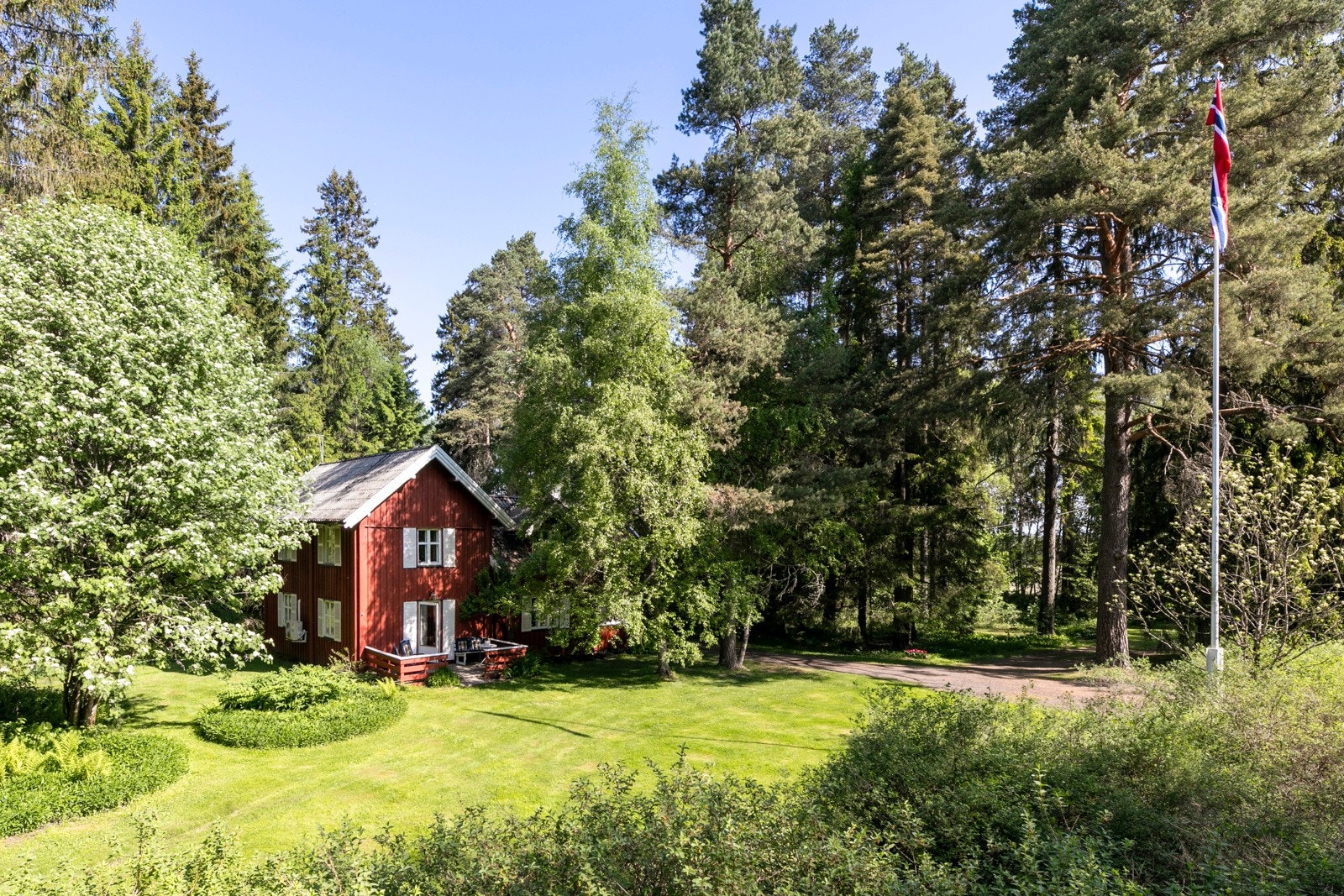 Tomt på nesten 9 mål som ligger fritt og usjenert til i et lite skogsområde, ikke langt fra byggefelt. Galleribilde
