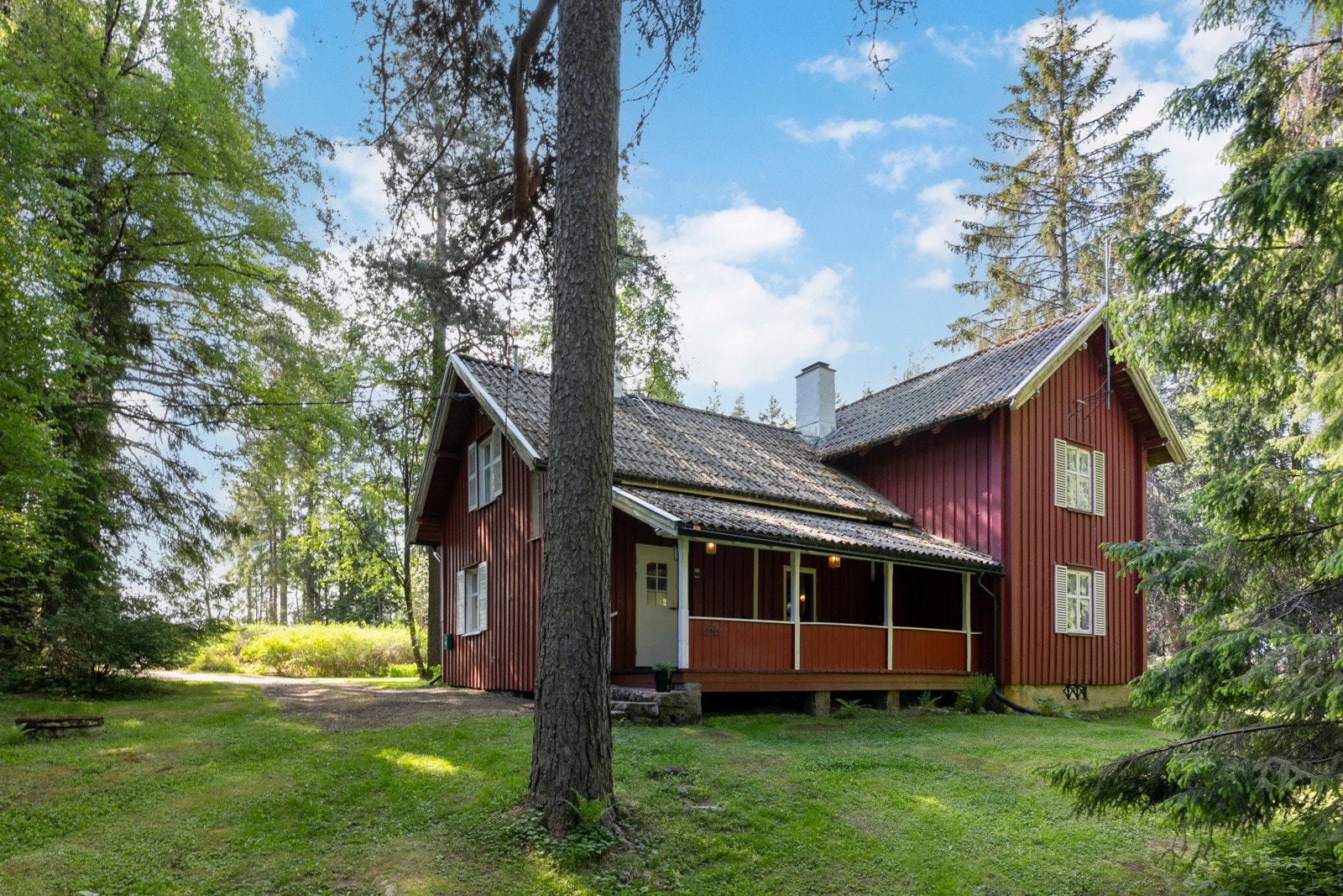 Fritidsboligen fra 1910 er godt vedlikeholdt over tid, men ytterligere modernisering og oppgraderinger må påregnes Galleribilde