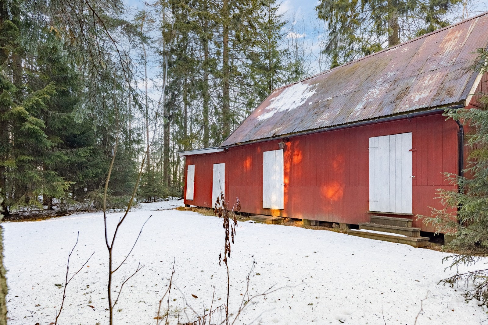 Eiendommen består av en fritidsbolig og et uthus. Galleribilde