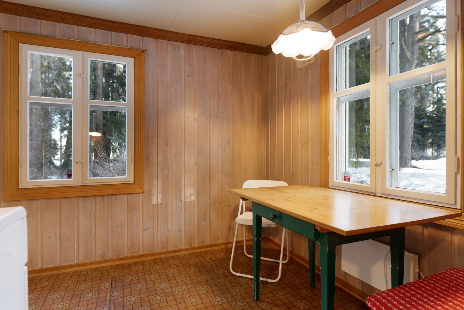 Koselig spiseplass foran vinduet på kjøkkenet. Galleribilde