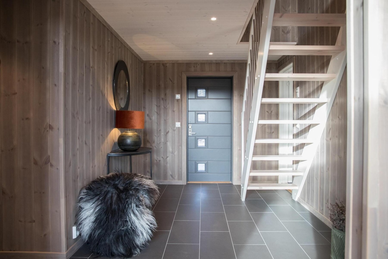 Romslig entre med god trapp opp til hemsen Galleribilde