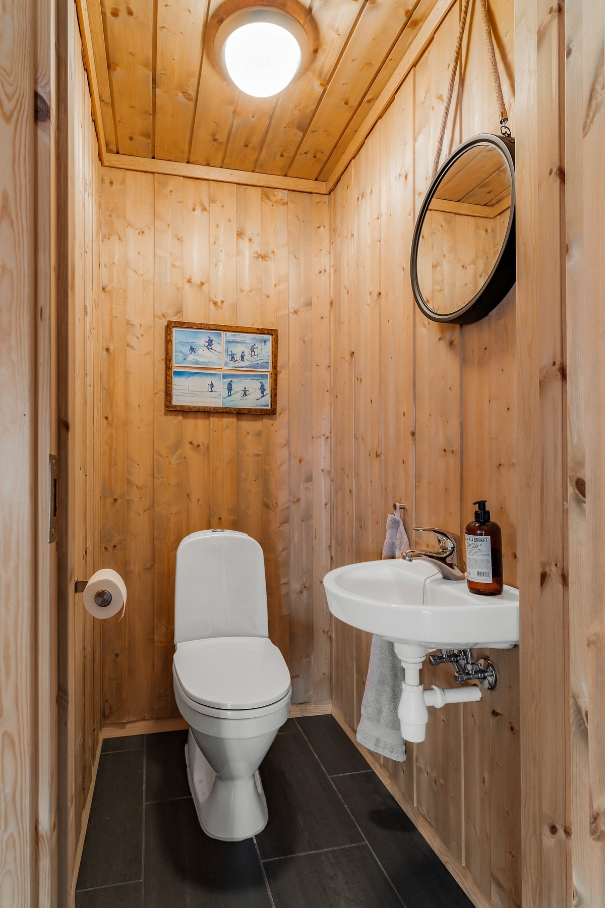 På toalettrommet er det også lagt fliser på gulv med varme, og panel på vegger og himling. Galleribilde