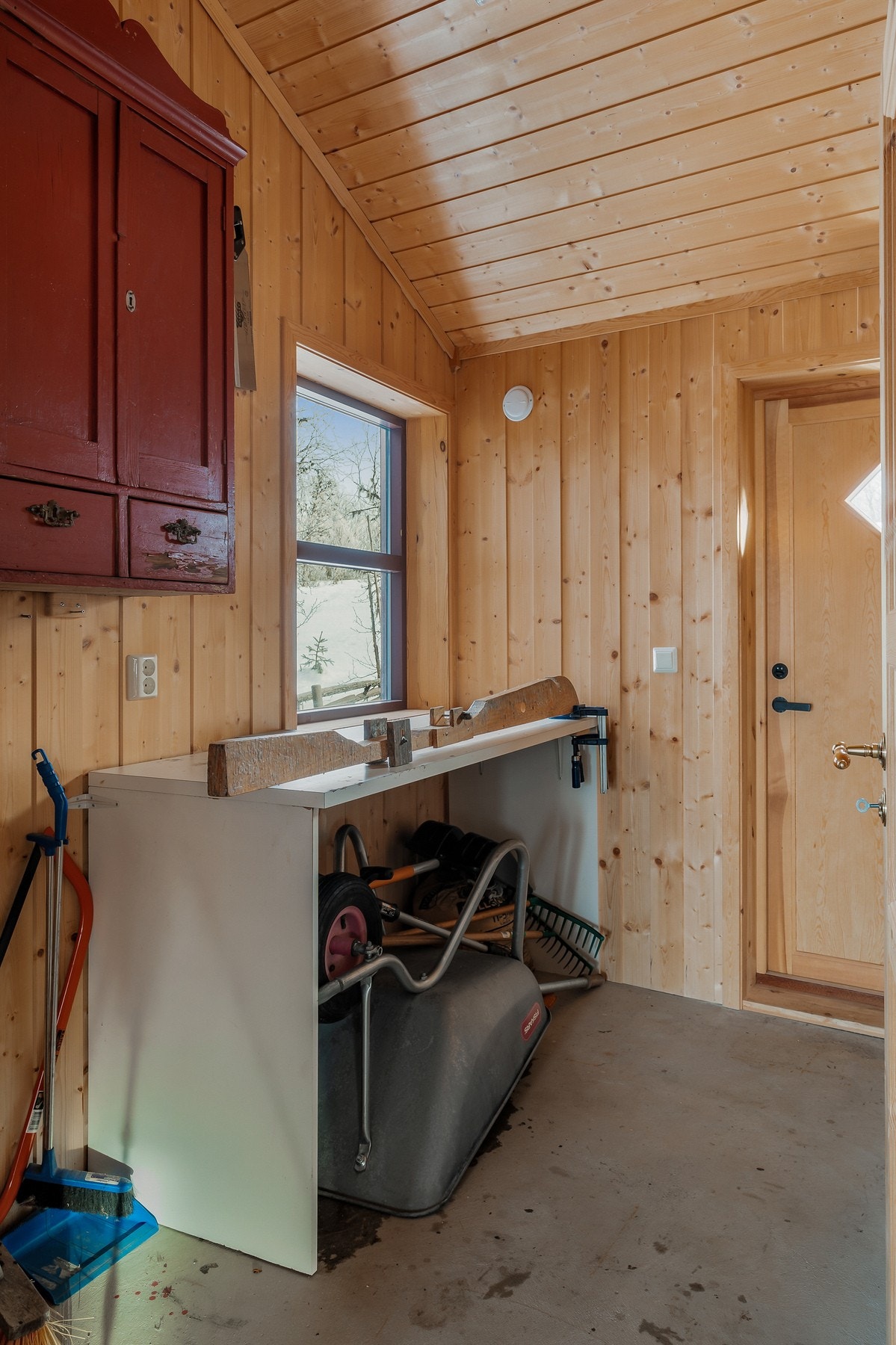 Hytta har to boder, hvor denne har egen inngangsdør fra ute. Galleribilde