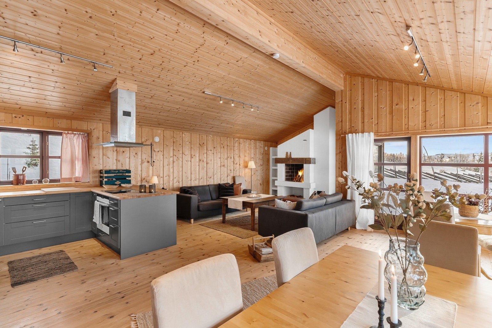 Det er gjennomgående, gode materialvalg, med lunt heltregulv av furu og heltre over-/underliggende panel i stue - og kjøkkenrommet, samt på alle soverom. Galleribilde