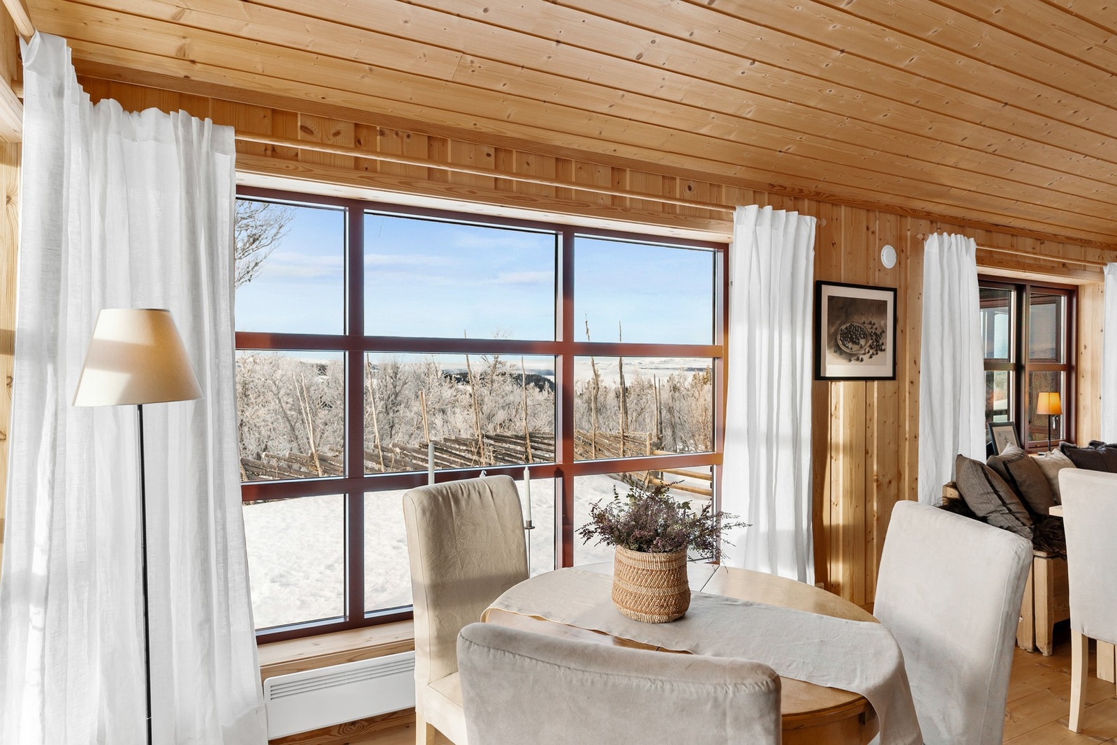 De store vindusflatene sørger for rikelig med lysinnslipp, og sørger samtidig for at du kan nyte den flotte utsikten - også innendørs. Galleribilde