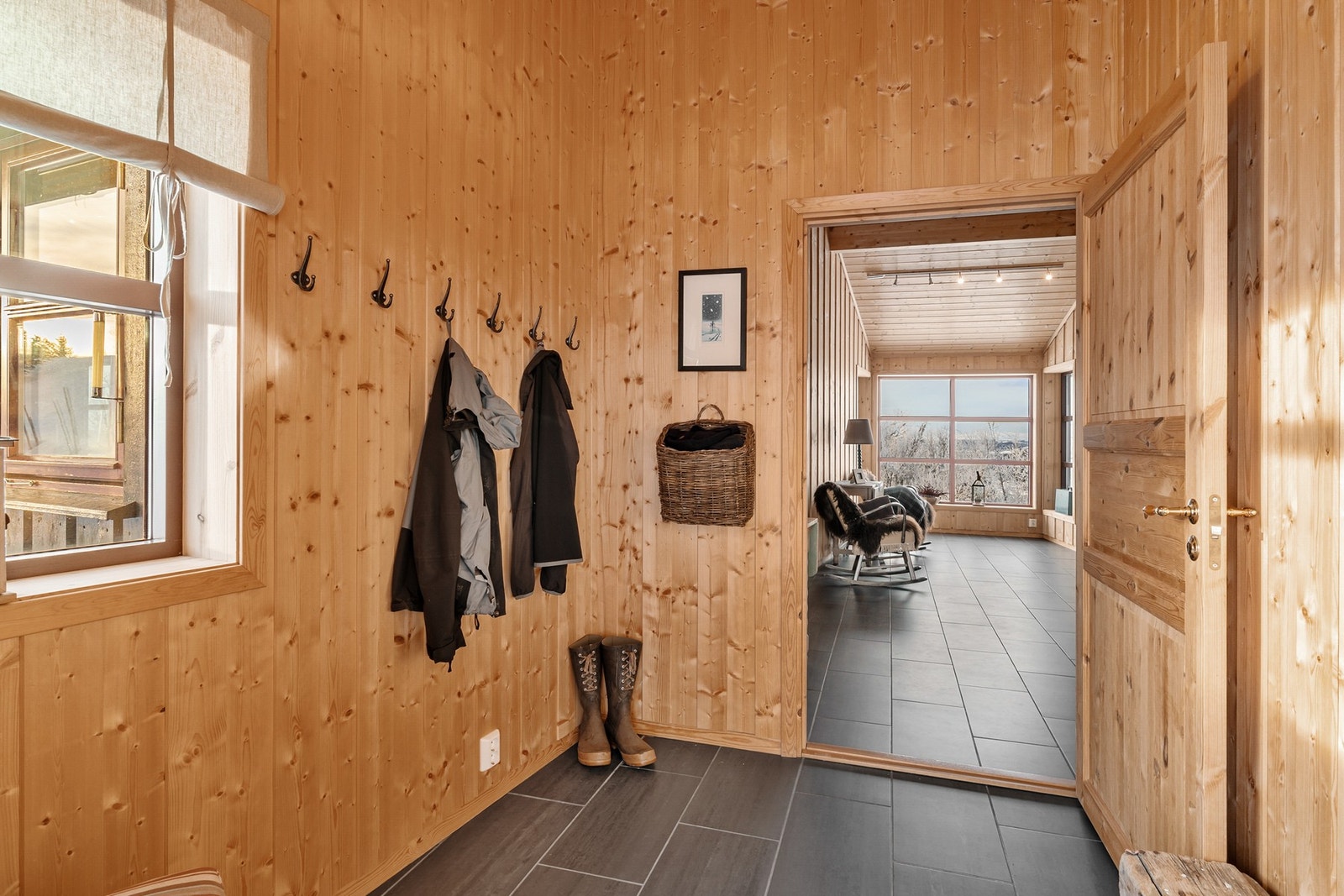 Praktisk entré med plass til oppheng av yttertøy og plassering av sko. Galleribilde