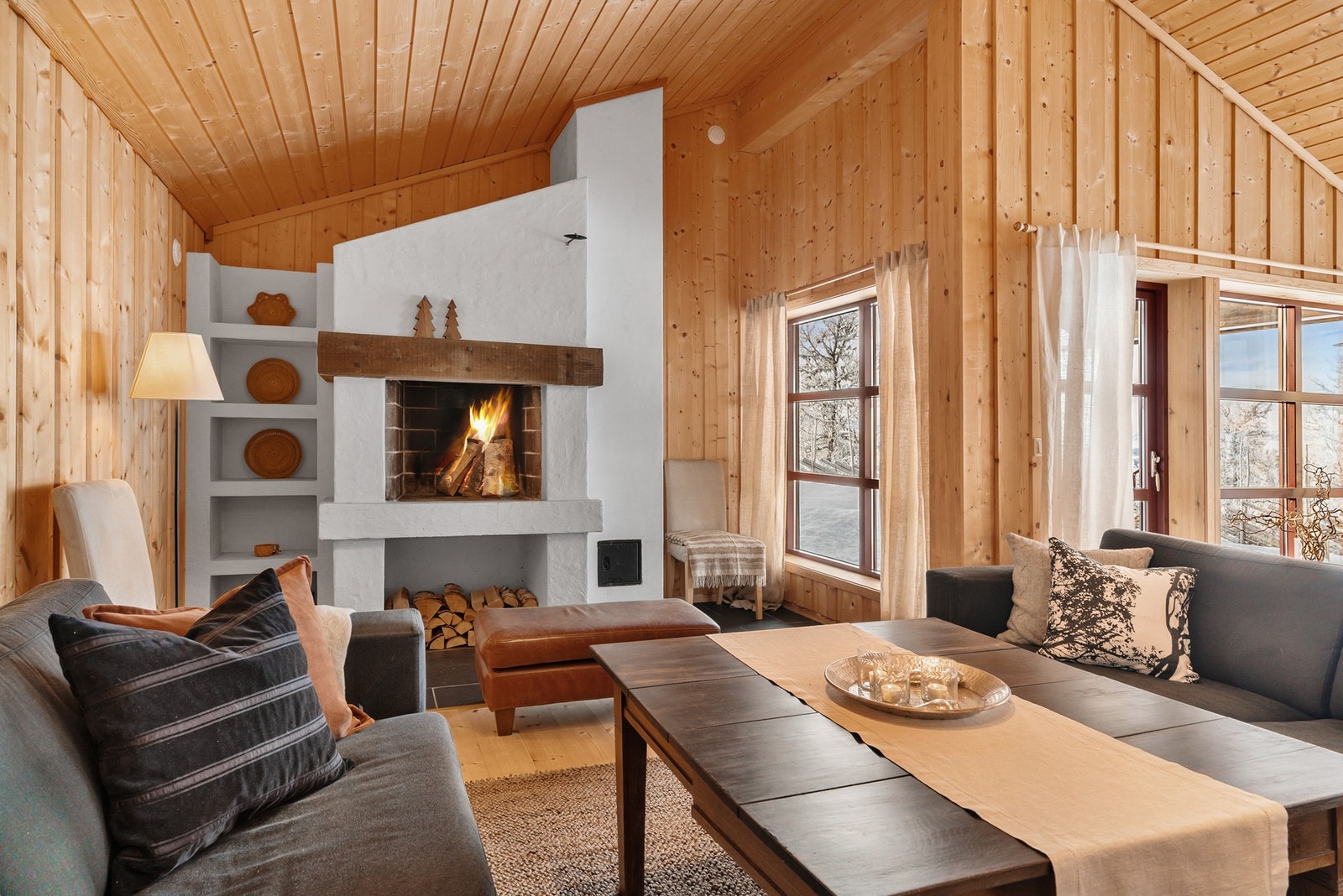 Den flotte åpne peisen i stua, er hyttas blikkfang og samlingspunkt. Galleribilde