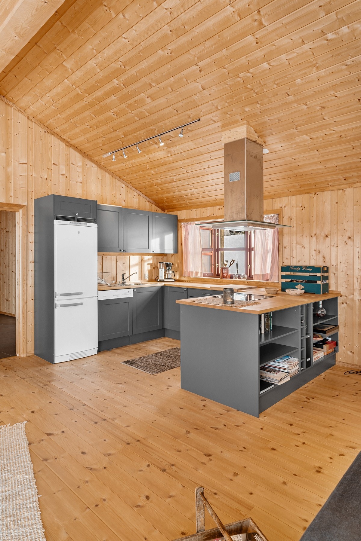 Kjøkkenet er fra Sigdal fra byggeår, og har profilerte fronter og en solid, heltre benkeplate. Galleribilde