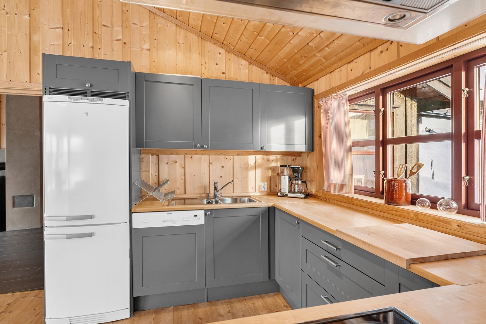 Hvitevarer på kjøkken medfølger. Galleribilde