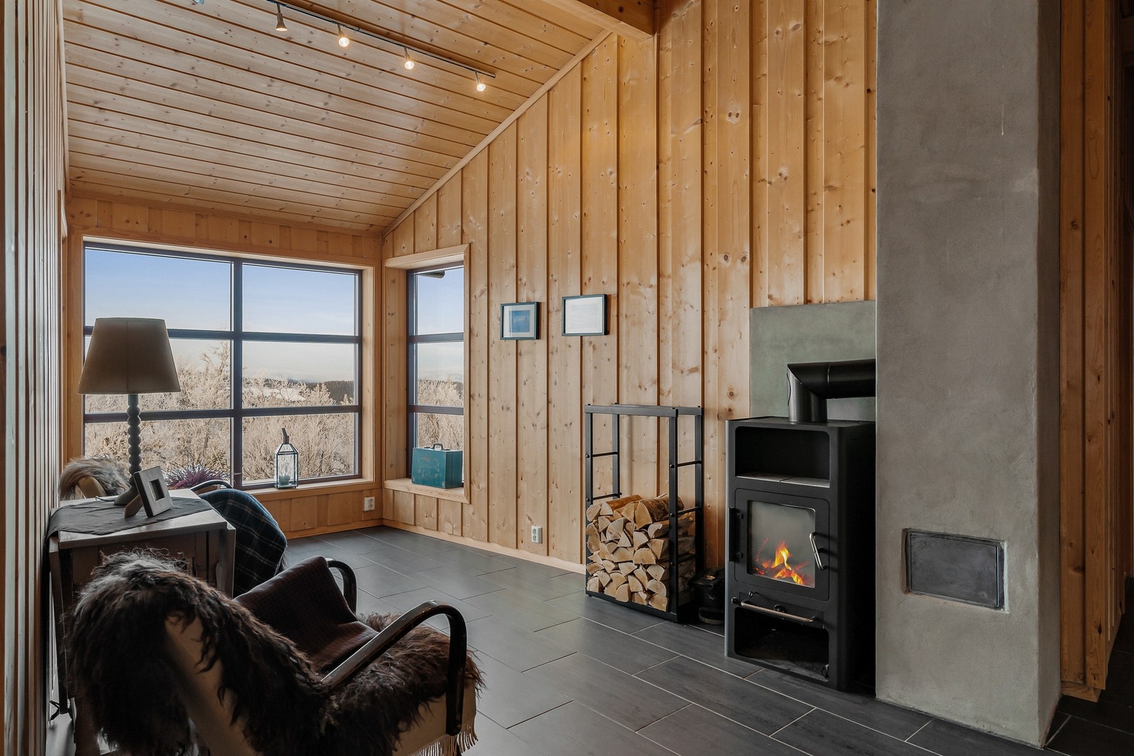 I gangen er det mulighet for avskjerming til eget oppholdsrom, hvor man kan jobbe eller slappe av i fred med utsikt utover Rondane. Galleribilde