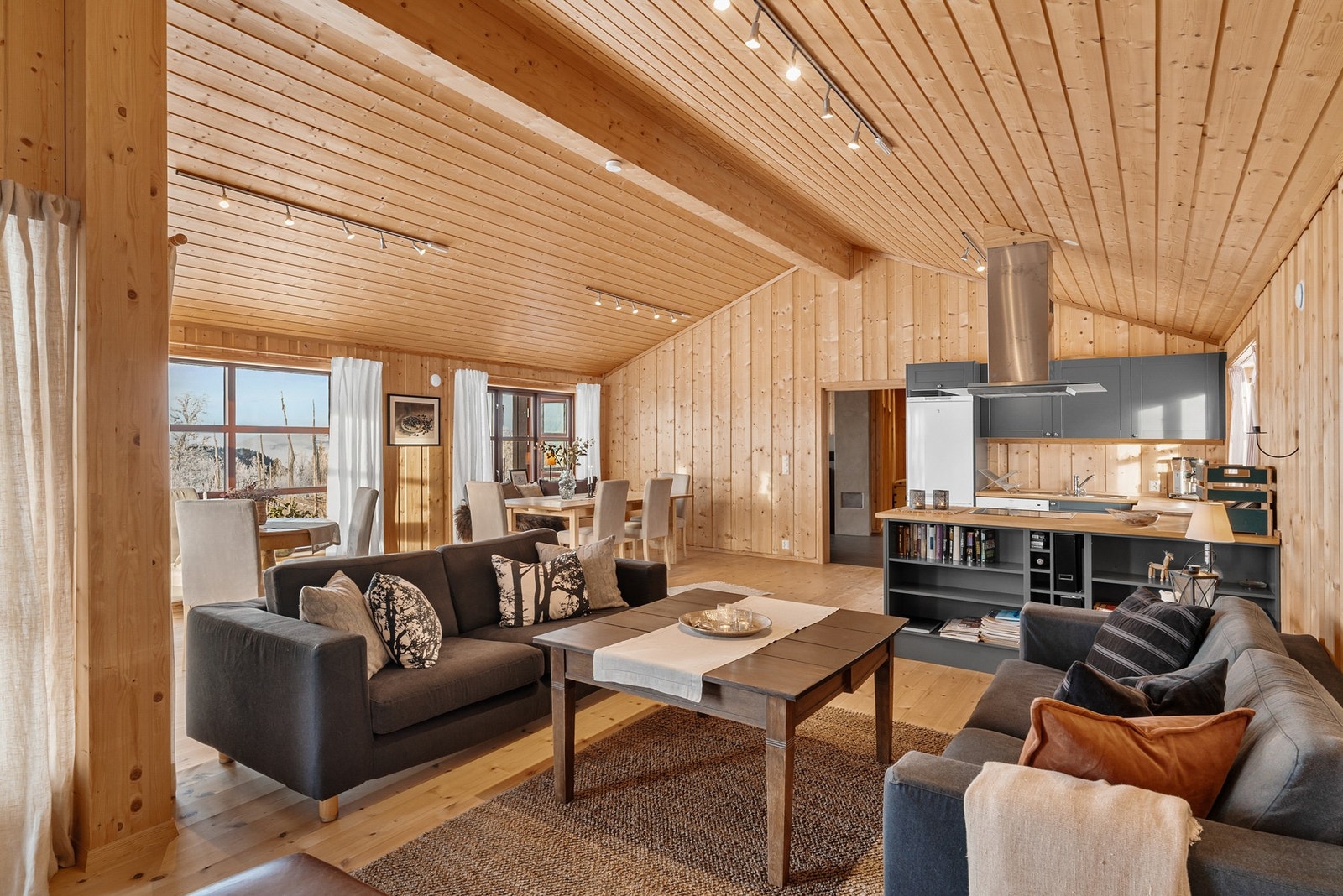 Den åpne løsningen mellom kjøkken, spiserom og stue, gjør det enkelt å kombinere matlaging med sosialt samvær. Galleribilde