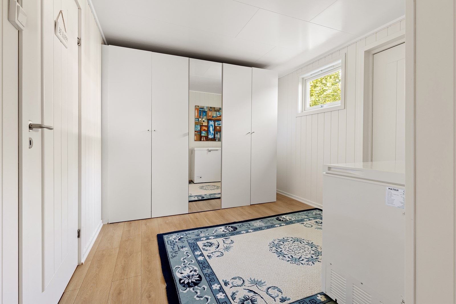 Gang mellom kjøkkenet og badet. Fra gangen er det også en dør som går inn til en liten bod, og en ytterdør/bakdør til huset Galleribilde