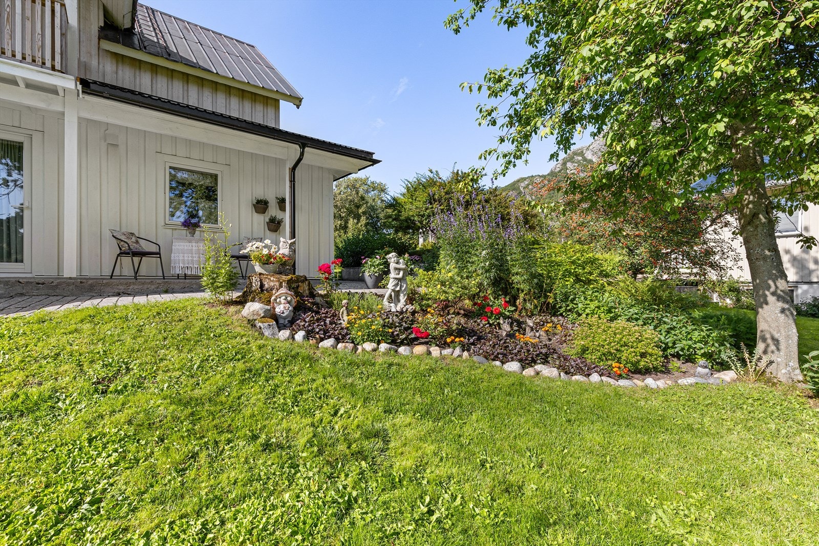 Hagen er velstelt med store plenareal, trær, busker og vakre blomsterbed. Galleribilde