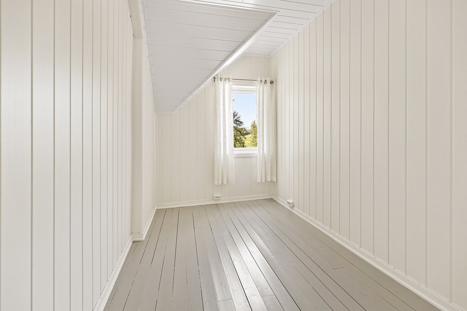 Alle soverommene er holdt i samme stil med malt tregulv og lysmalt veggpanel. Galleribilde