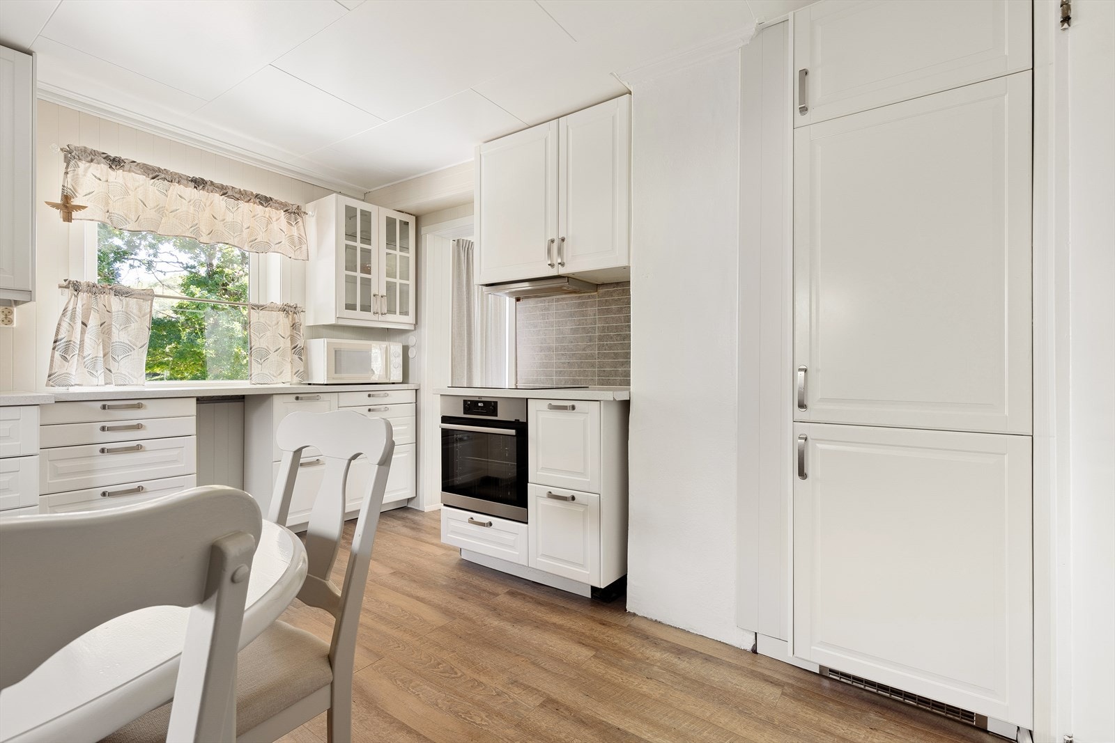 Kjøkkenet har flere integrerte hvitevarer, inkludert platetopp, stekeovn, oppvaskmaskin og kjøleskap. Galleribilde