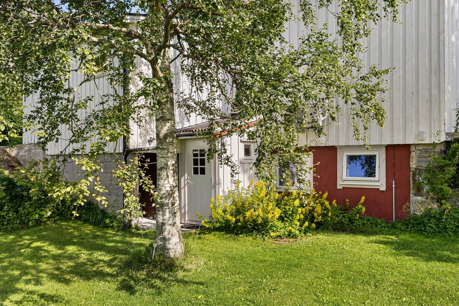 Boligen har en stor kjelleretasje med egen inngang. Denne har tidligere vært utleid, men benyttes nå til lagring. Galleribilde