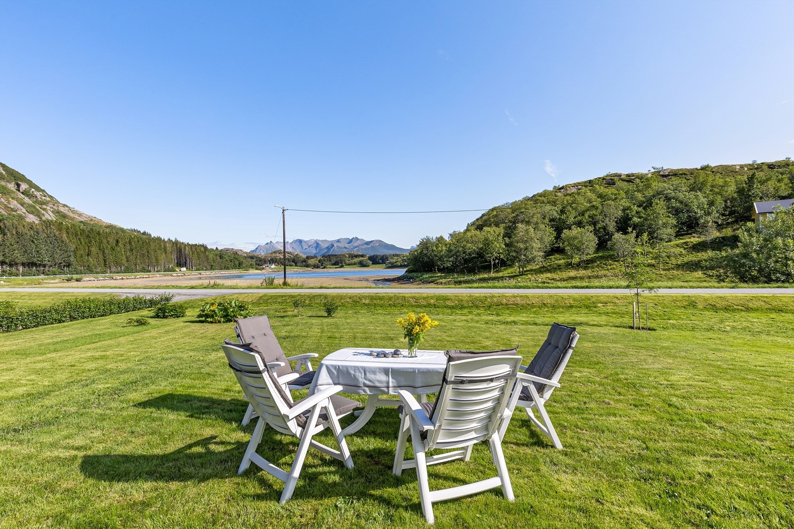 Eiendommen ligger svært idyllisk til med sjøutsikt og flotte solforhold. Galleribilde