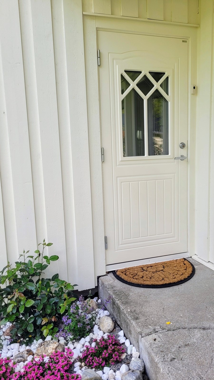 Det overbygde inngangspartiet har støpt dekke og nyere inngangsdør med innfelt glassparti. Galleribilde