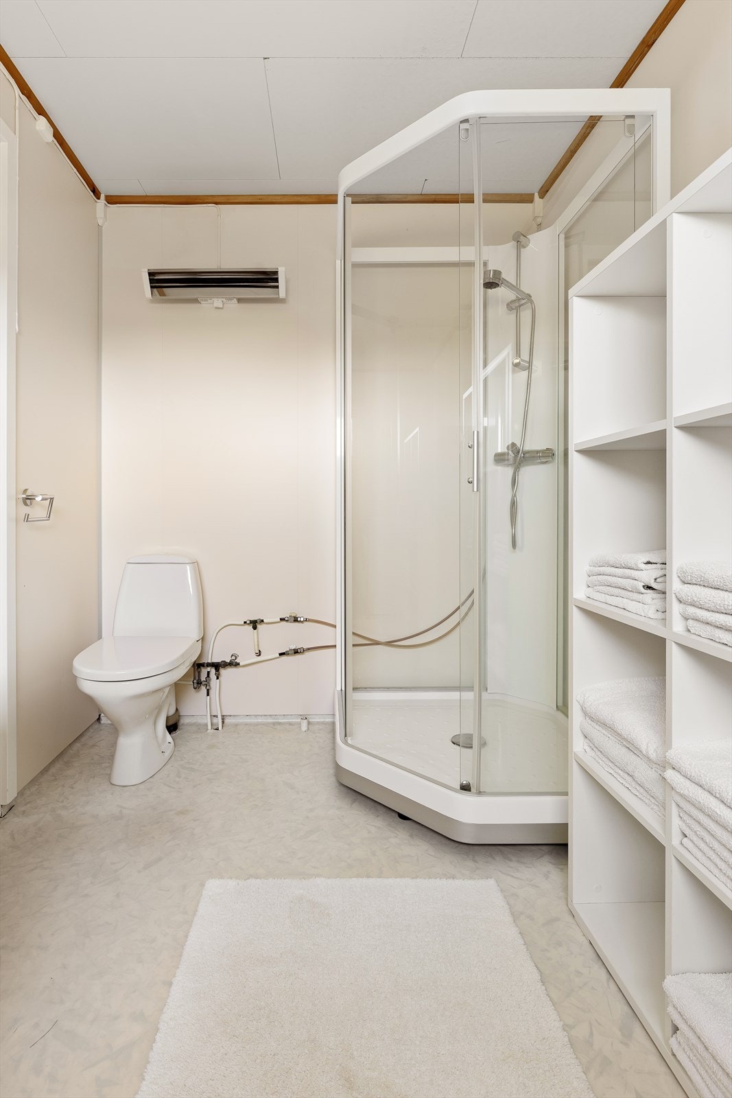 Badet har eldre standard, men fremstår som funksjonelt med toalett, dusjkabinett og opplegg for vaskemaskin. Galleribilde