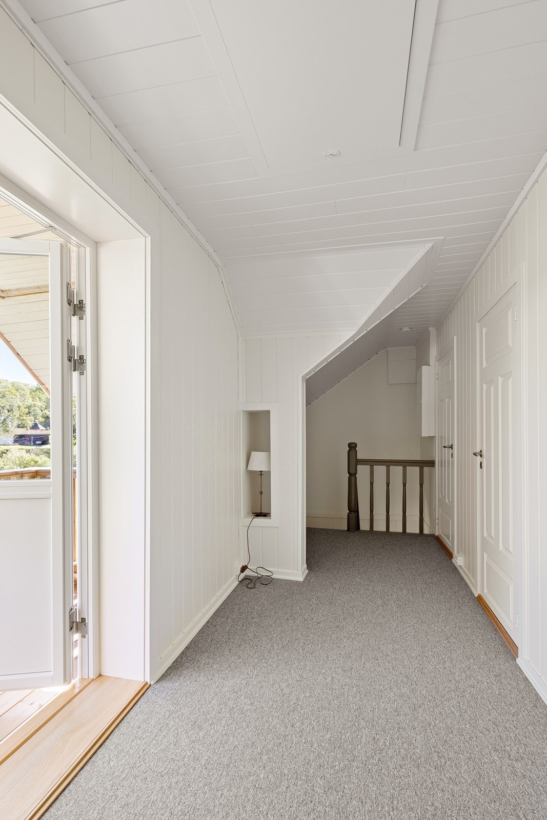 I andre etasje er det en gang med adkomst til alle soverom, utgang til balkong og teppe på gulv. Galleribilde