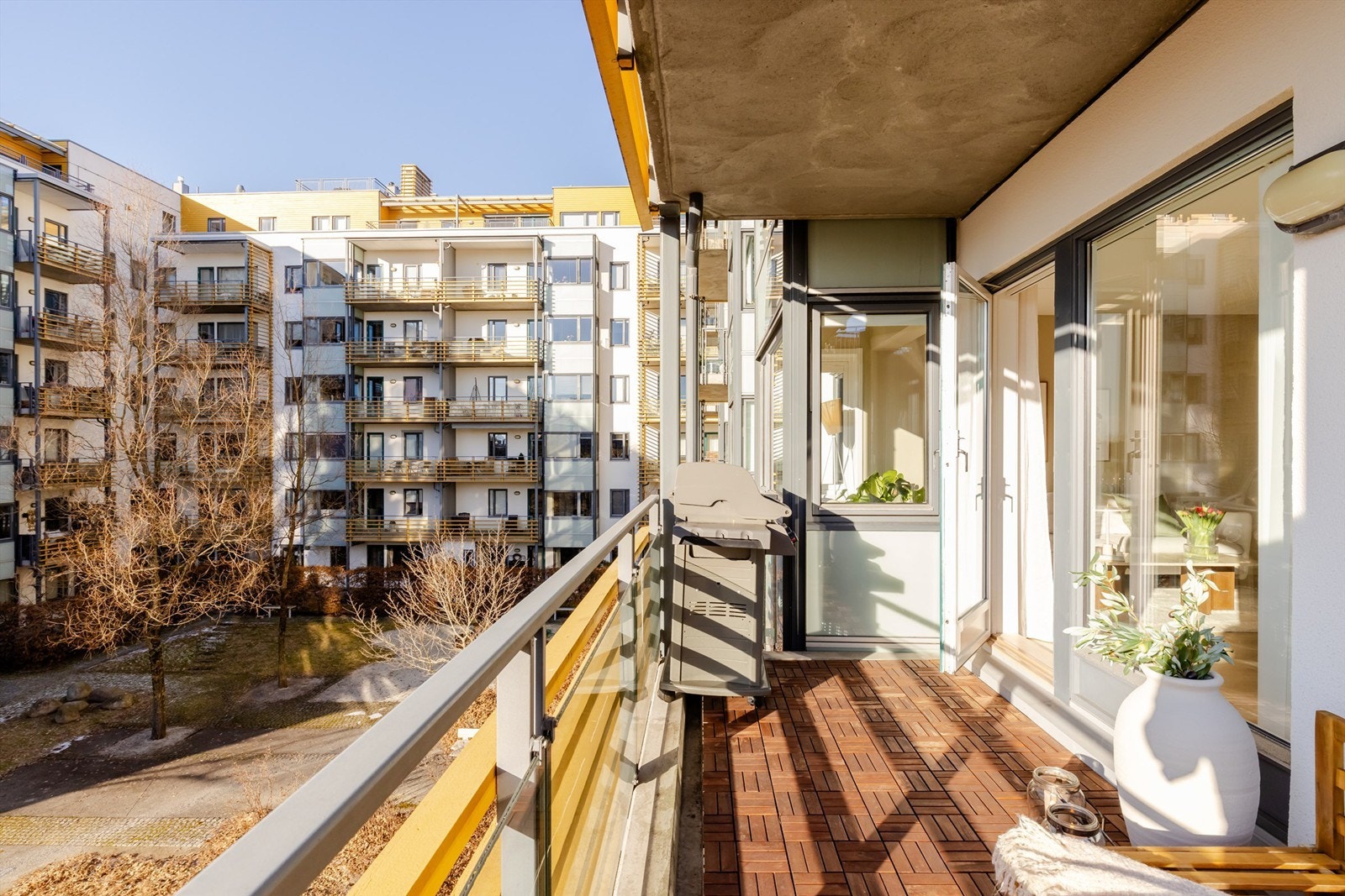 Her kan man nyte varme sommerdager og det er god plass til både sittegruppe og gassgrill. Galleribilde