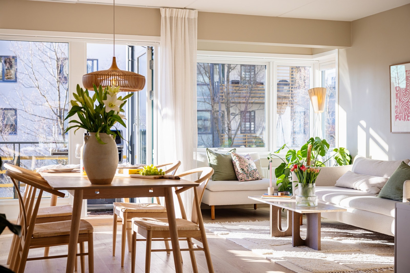 Store vindusflater tilfører rikelig med naturlig lys i hverdagen. Dette er med på å skape en helt spesiell atmosfære. Galleribilde