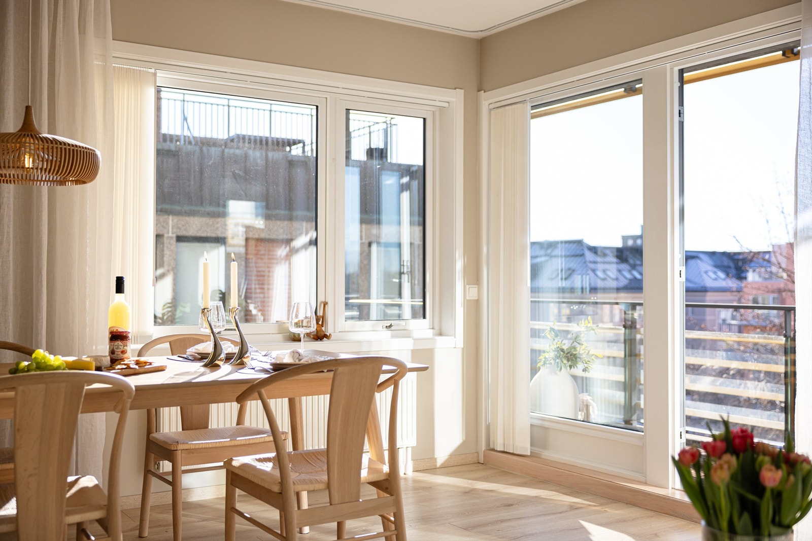 Samtidig ble det lagt nye gulvlister og alle overflater er malt i lune og tidsriktige farger. Galleribilde