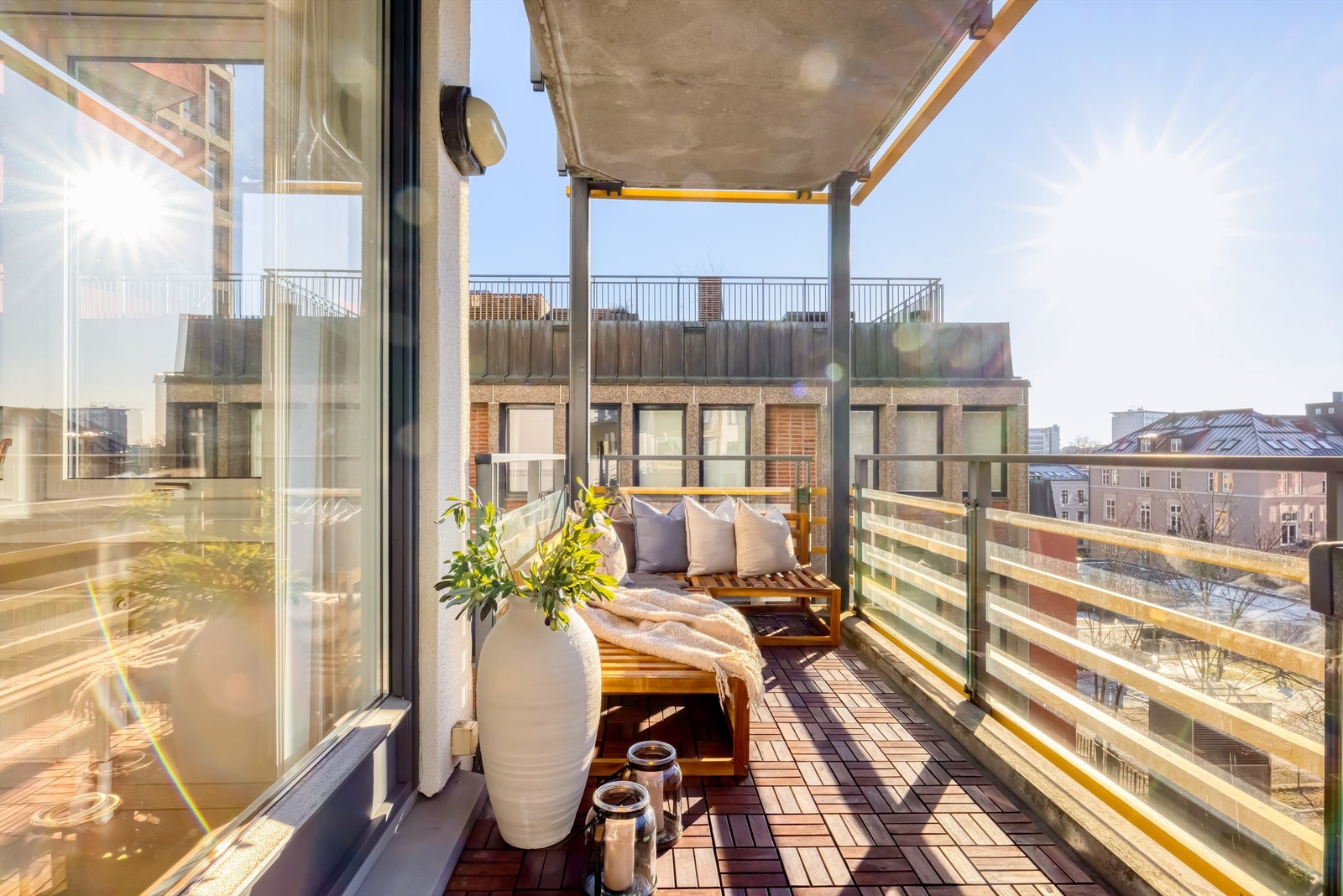 Leiligheten har en sørvestvendt balkong på hele 8 kvm med fantastiske solforhold fra ca. kl. 9 - 19 på sommeren! Galleribilde